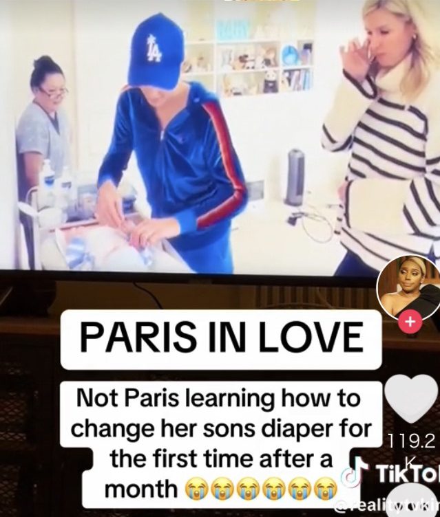 慣れない手つきでオムツを替えるパリス