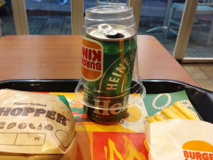 ハイネケンはまさかの缶で渡された