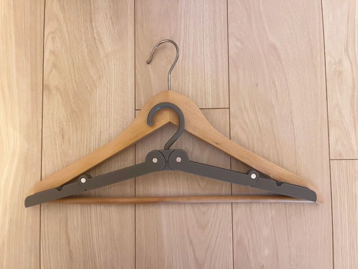 広げると横幅が一般的なハンガーとほぼ同じ