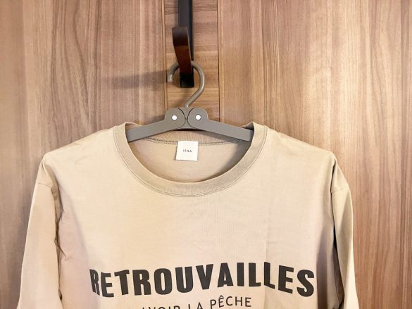 男性の洋服や襟が開いている服でもずり落ちない