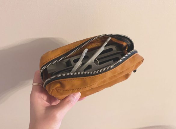 小さなポーチにハンガーが3本も入る