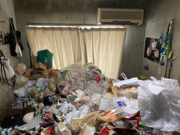 介護職の20代女性のゴミ屋敷化した部屋