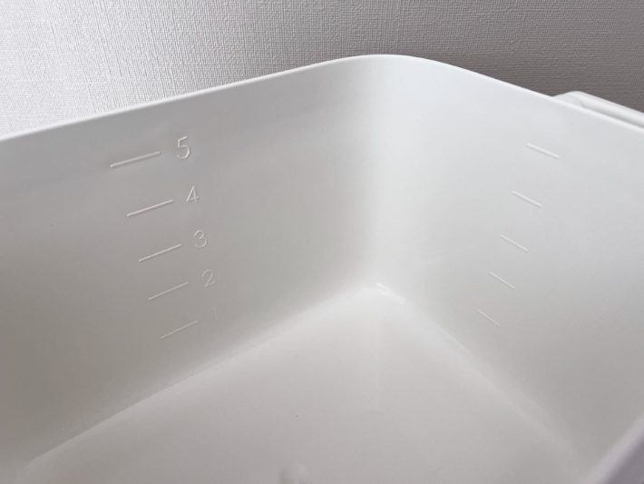 内側には1Lごとの目盛りがついている