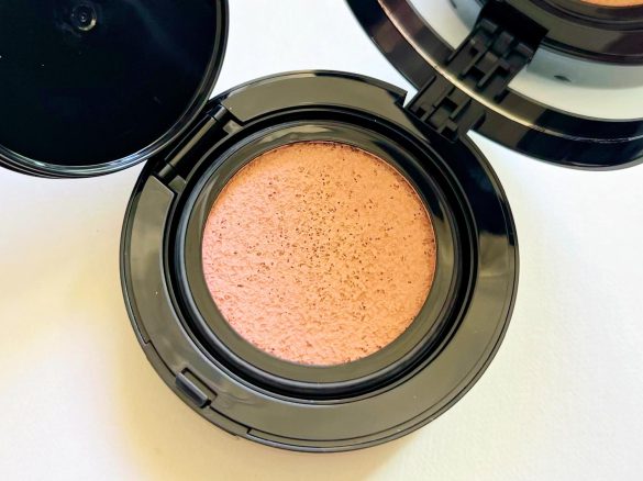 自然光の下や明るいところでは色の違いが出ることも