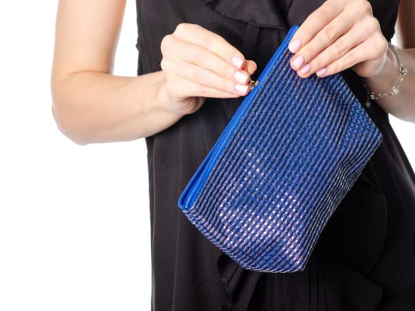 ブルーの化粧ポーチを持ち運ぶ女性