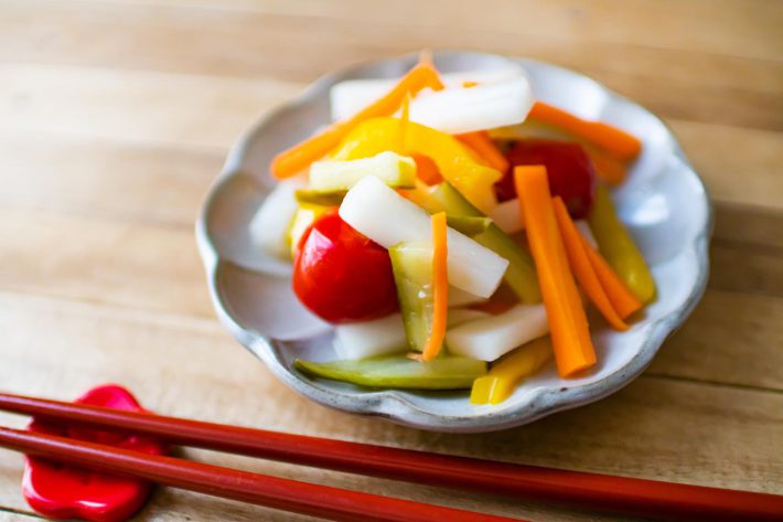 お皿に盛られたピクルス