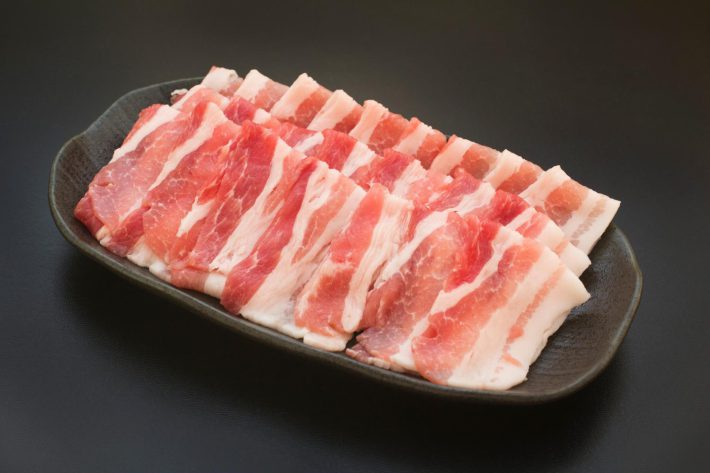 皿に盛られた豚バラ肉