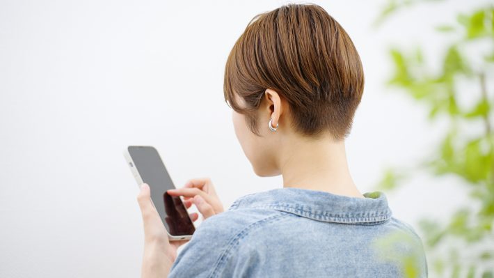 スマホを使う女性