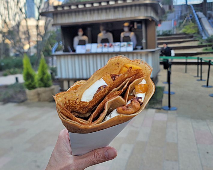 キャラメリゼされたリンゴや香ばしいナッツが包まれたスイーツクレープ