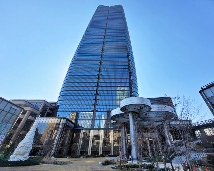 麻布台ヒルズは、高さ日本一（330メートル）の超高層ビルとしても話題になっています