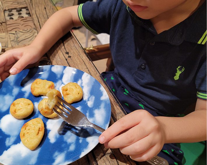 青空柄の食器もお気に入り。皿の効果は絶大でした