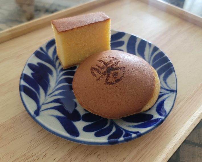 我が家に欠かさず置いてあったのが、どら焼きやカステラなどの和菓子でした