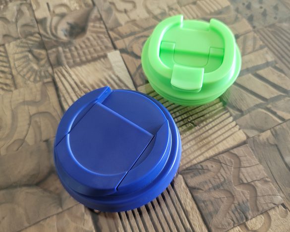 従来採用されていたカップ型タンブラーのフタ。今回新たに採用されたスライド式はエレガントで使いやすさは抜群です