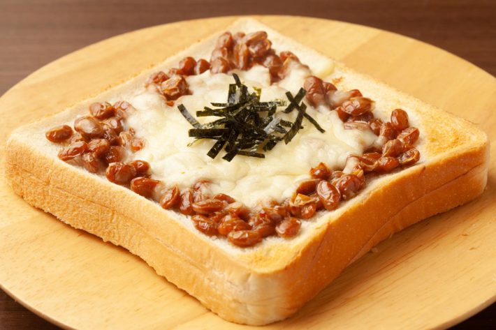 海苔がのった納豆トースト