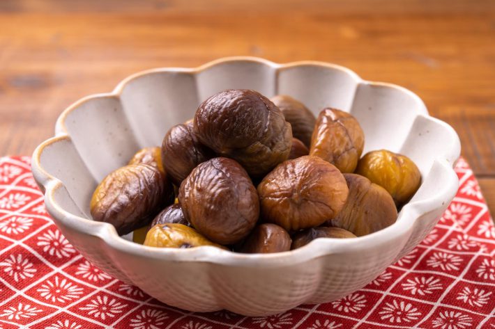 皿に盛られたむき甘栗