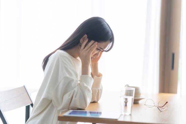 頭を抱える女性