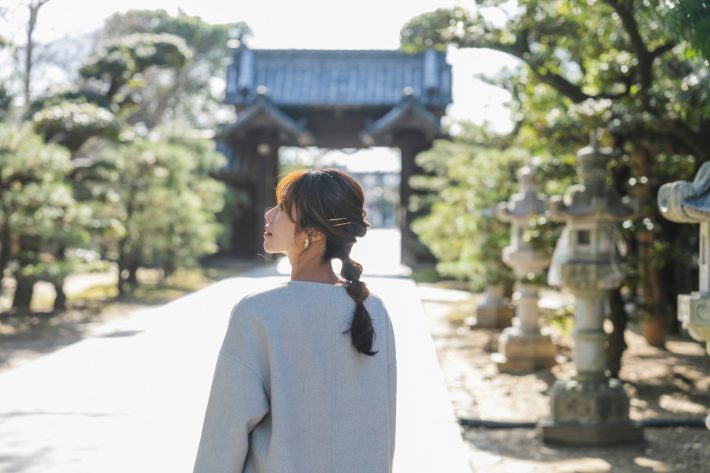 神社を参拝する女性