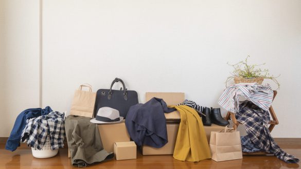 服やダンボール箱で散らかった部屋