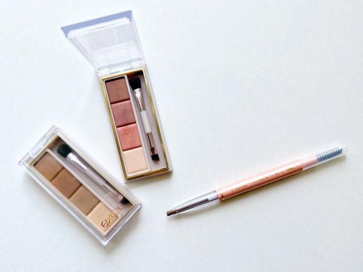 マスカラ液が乾いたらパウダーやペンシルで整える