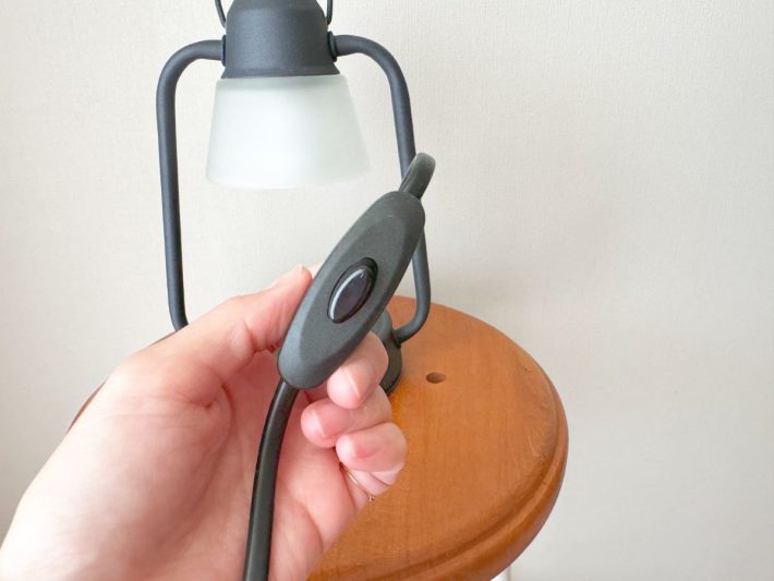 キャンドルをランプの下に設置してスイッチを入れる