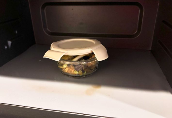 電子レンジの場合はフタをずらした状態で使用