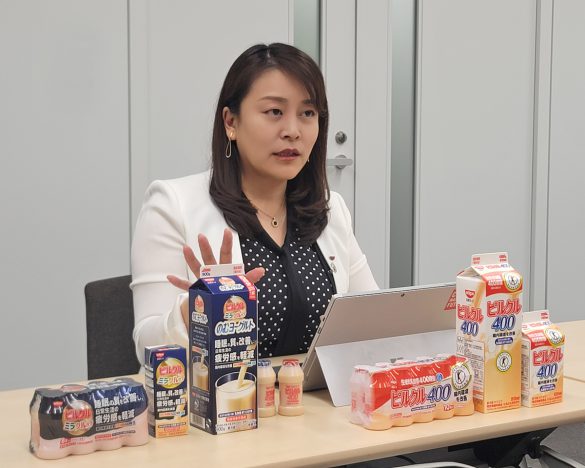 「パッケージの色、カロリー、そして価格にもこだわっています」と話す犬飼さん