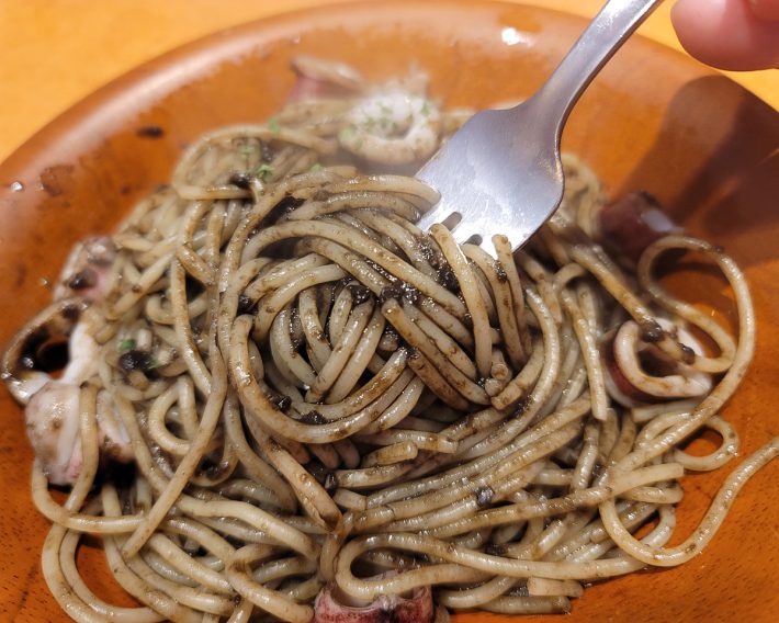 注文して提供されたのがこちら。確かに黒くはありませんでした