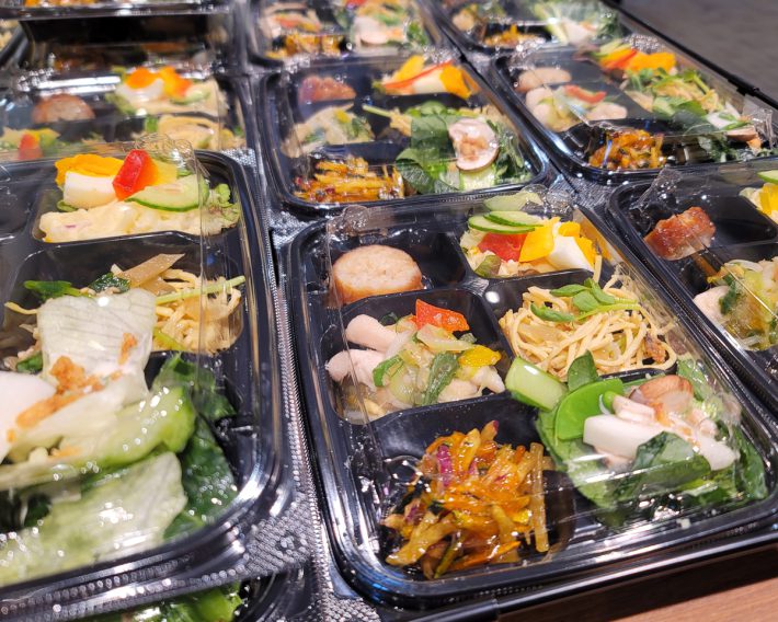 彩りよく盛り付けられたスーパーのお惣菜