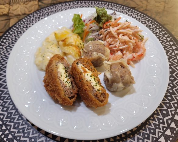 カット済ミックス野菜のサラダ、エビのマカロニグラタン、チーズ入りメンチカツ、肉シュウマイ、たらこスパゲッティサラダを並べただけのワンプレートごはん