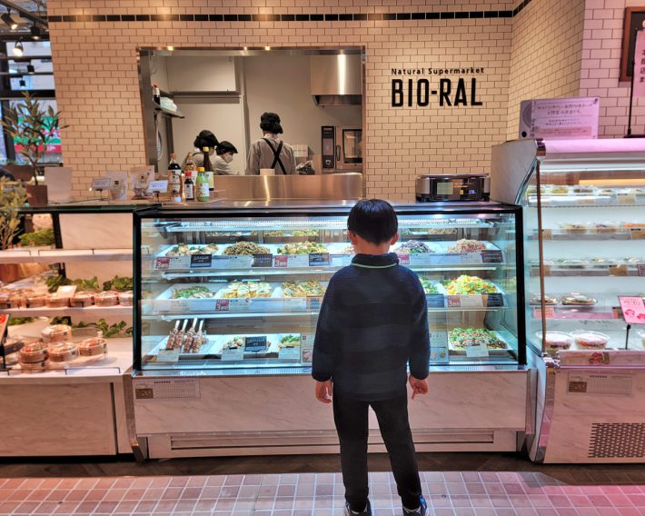 ライフの自然派スーパー「ビオラル」の惣菜コーナーでの息子の様子