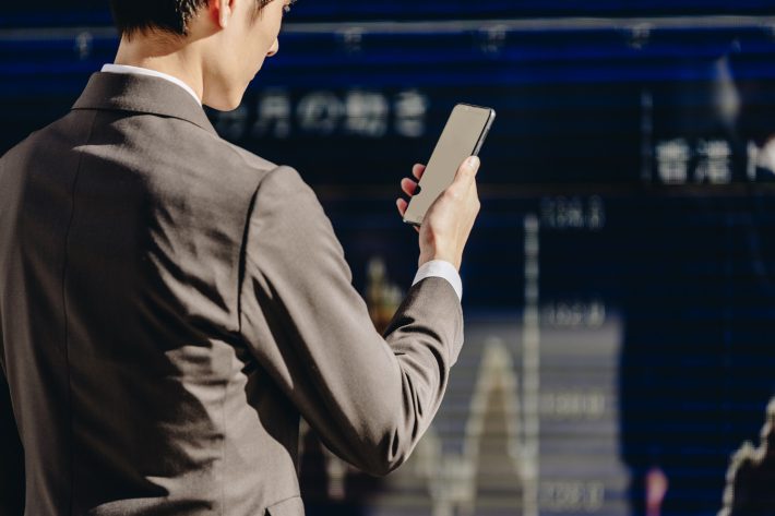 株価チャートを見る男性