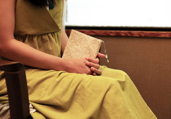 椅子に座る女性