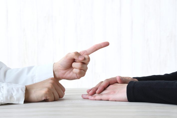 口論する夫婦・カップルの手元