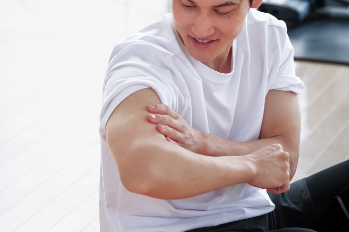 筋トレの成果を確かめる若い男性