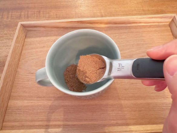 大さじ1杯の粉末をカップに入れる