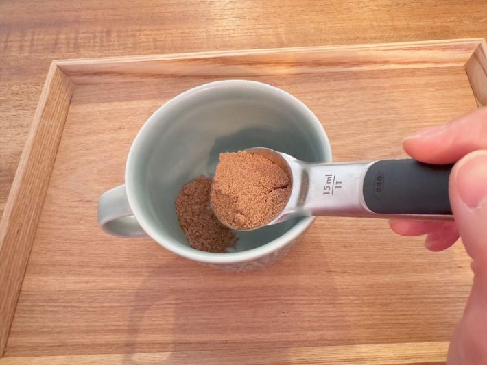大さじ1杯の粉末をカップに入れる