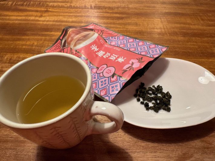 茶葉にはバラの花びらも入っている