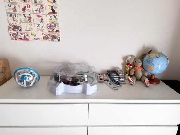 ごちゃついている子供部屋のチェストの上