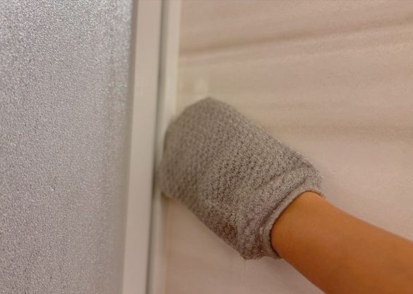 壁のコーナーやドアのサイド部分もこすって掃除できる