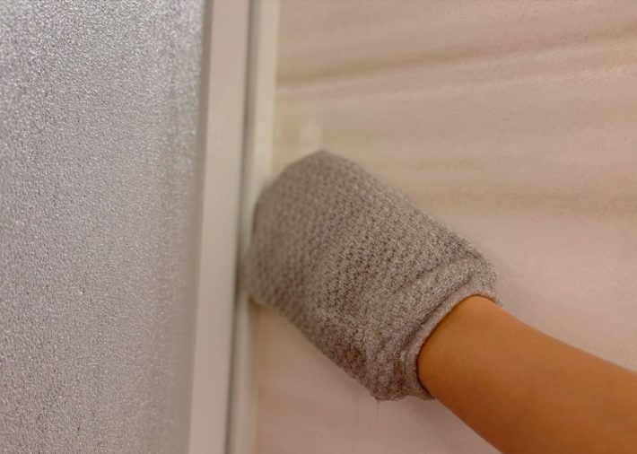 壁のコーナーやドアのサイド部分もこすって掃除できる