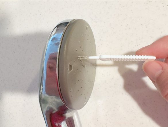 シャワーの穴にブラシを入れて垂直に出し入れする