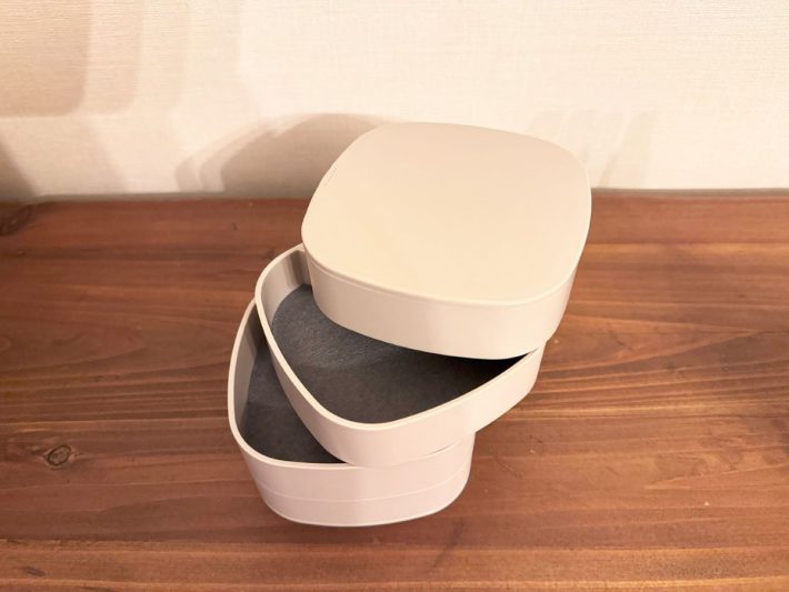 収納部分をスライドして開けられる