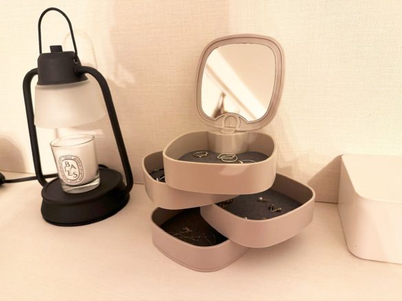 段をずらして見せる収納としても使える