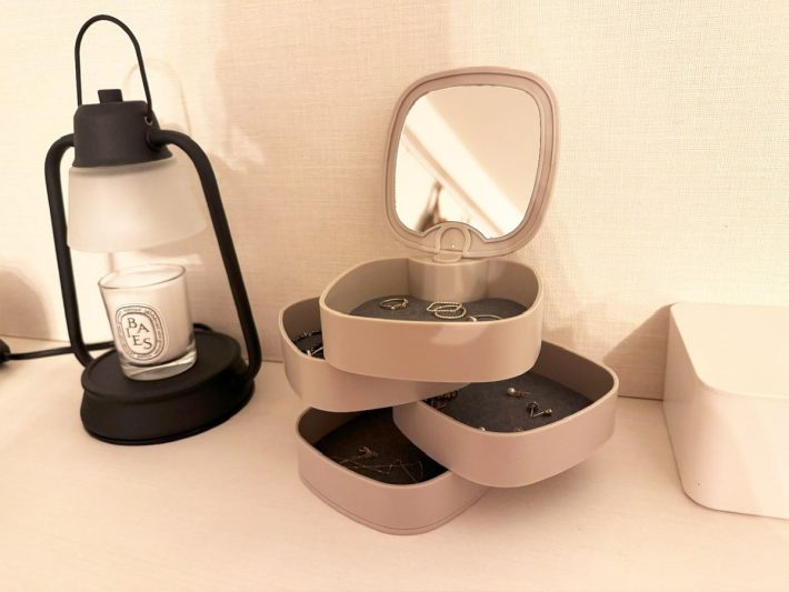 段をずらして見せる収納としても使える