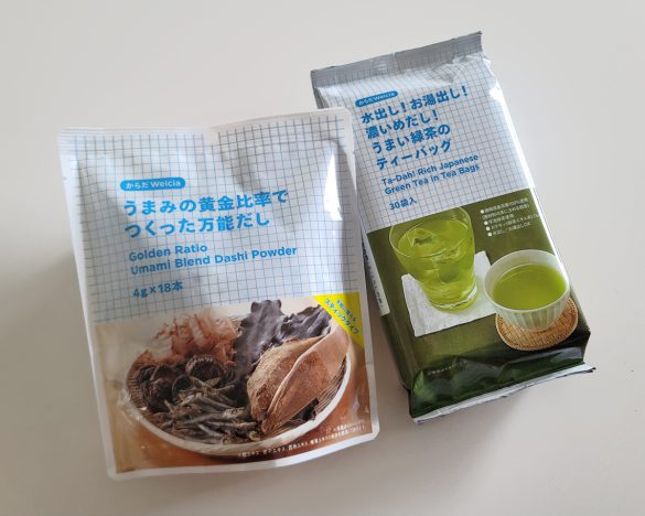 左から「うまみの黄金比率でつくった万能だし」429円「水出し!お湯出し!濃いめだし!うまい緑茶のティーバッグ」537円