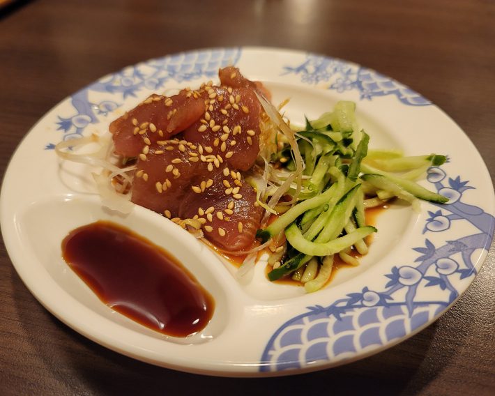 「中華風漬けまぐろ～秘醤ソース～」（439円）