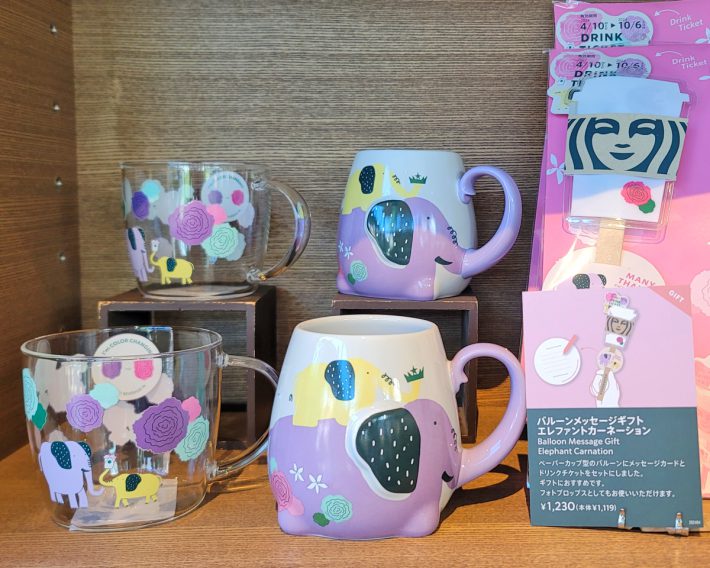（左から）カラーチェンジング耐熱グラスマグエレファントカーネーション355ml　2600円、マグエレファントカーネーション355ml　2400円、バルーンメッセージギフトエレファントカーネーション　1230円