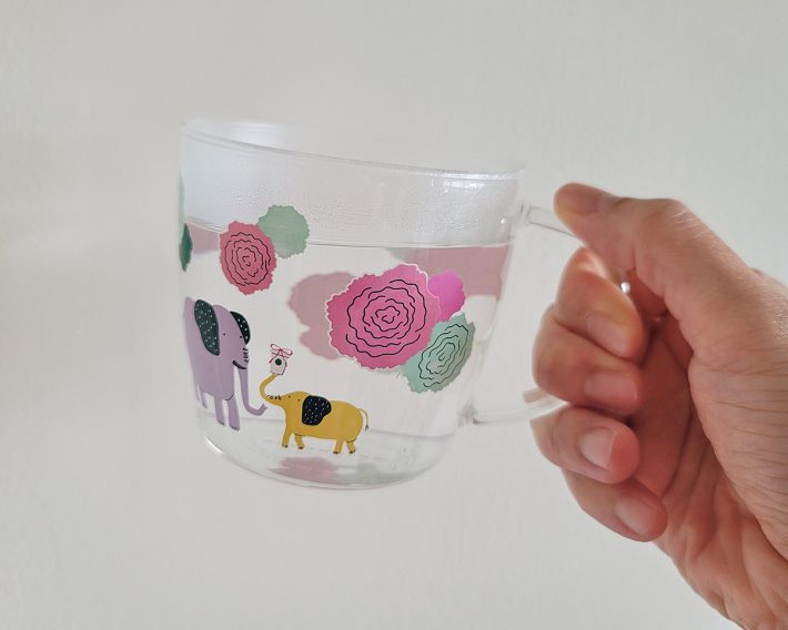 温かいドリンクを注ぐと、パープルのカーネーションがピンクに変わる