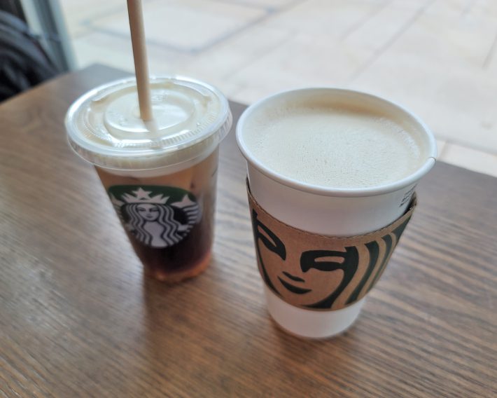 「オリアート ゴールデンフォーム コールド ブリュー」（ショート620円、 トール660円） 「オリアート オーツミルク ラテ」（ショート561円、 トール600円） ※価格は店内利用の場合