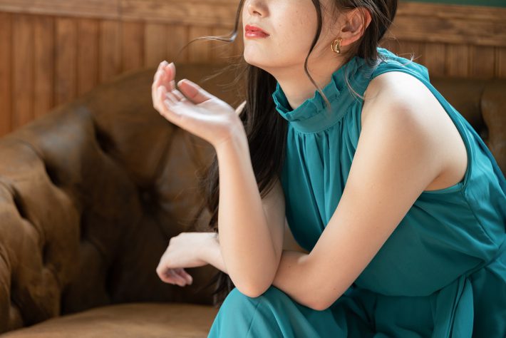 ドレスアップした女性